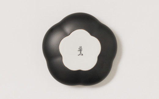 黒釉梅型猪口裏