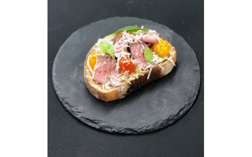 牛モモ肉使用★北の大地の恵み 北海道産ローストビーフ140g×2個(ソース付き)【1621486】