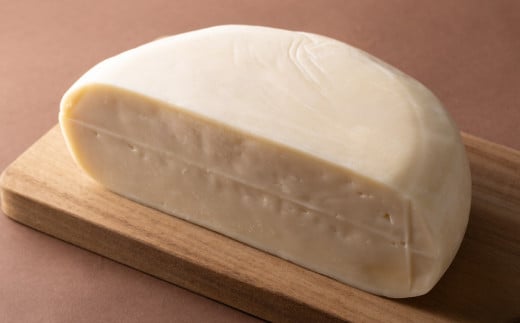 ハーフホールチーズ 約900g×1個 ／ チーズ ハーフホール 熟成 素朴 おつまみ お酒のお供 おやつ 料理 生乳 乳製品 加工食品 [041-0108]