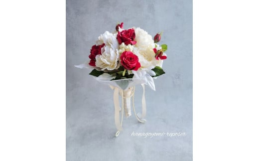 真紅の薔薇とオフホワイトの可愛いブーケ！（036_5029）