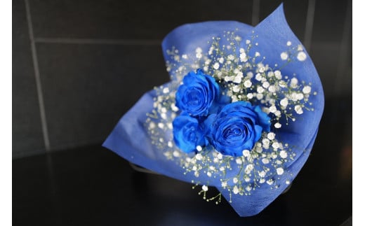 048-003お花屋さんの青いバラ３本とかすみ草の花束