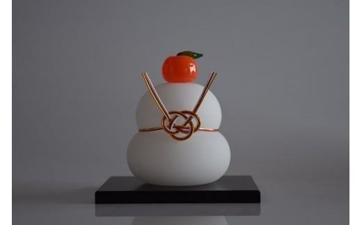 ガラスの鏡餅(黒台付き）サンドブラスト加工＜Mサイズ＞【鏡餅 サンドブラスト加工 ガラス お正月 鏡餅約10m×約8cm 黒台15cm×12cm ハンドメイド 職人手作り 工芸品 伝統工房で作成 老舗ガラス工房 神奈川県 小田原市 】 709370 - 神奈川県小田原市