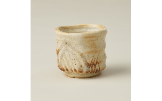 鼡志野ぐい呑-2 作者:守谷 宏一 / 美濃桃山陶 陶芸 陶器 伝統工芸 焼物 [岐阜県 可児市 陶芸品 1点 限定 チョイス限定 陶芸品 ギフト プレゼント 雑貨 食器]