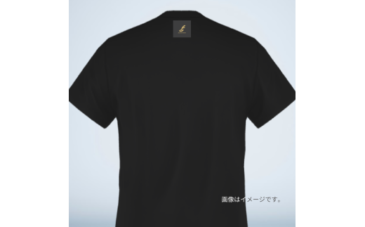 後ろ身頃の襟下にロゴマークが入ります。