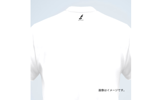 後ろ身頃の襟下にロゴマークが入ります。