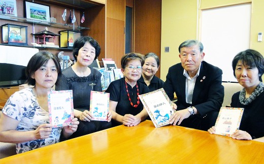 絵本は、市内小学校や図書館、学童保育施設などへも寄贈されました。