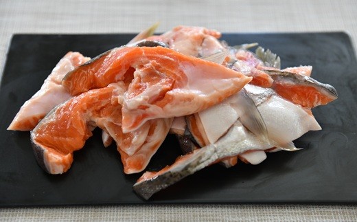 北海道浦河町産『トラウトサーモン』のカマ500g×1P[02-1508]