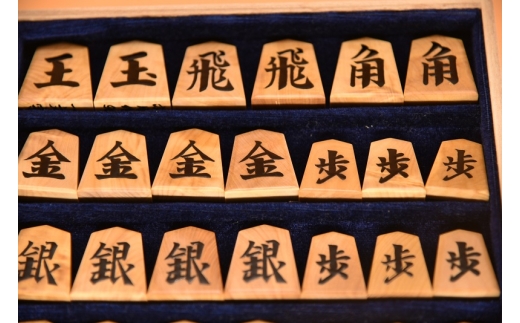 0500-08-24 「宗月」作 盛上 将棋駒 一文字NHKタイプ 御蔵島黄楊 根柾 [限定1品]