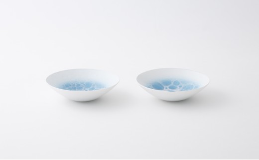 青絵具を吹き付けてからシャボン玉を上に載せ、自然に消えた跡が模様となっています。そのため、1枚1枚の表情が異なります。