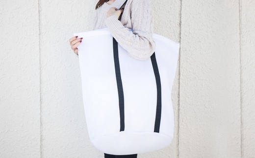 そのまま洗える ランドリーバッグ 上幅約60cm×高さ約55cm×マチ直径約42cm 24L 4人分 Lサイズ 大きいサイズ 洗濯ネット ランドリーネット 白 ホワイト 黒 ブラック モノトーン メッシュ ファスナー付き  BYT1019372 1546828 - 和歌山県海南市