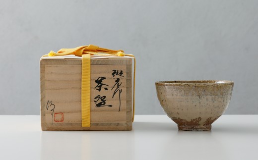 画像のような桐箱に入れてのお届けとなります