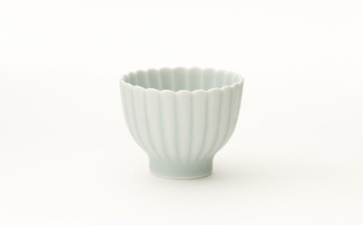 菊の花びらが立ち上がったような上品なかたちで、容量は八分目で90ml。手のひらになじむかたちは普段使いの湯呑みにぴったりです。