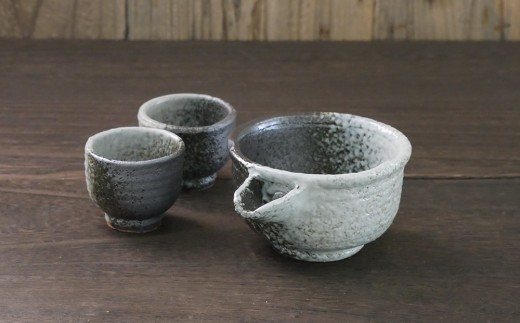 【萬古焼(ばんこやき)】灰釉掛分 酒器セット スズ木【お酒 酒 酒器 盃 晩酌 キッチン雑貨 三重県 四日市市】 1988783 - 三重県四日市市