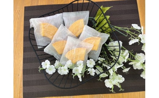 緑の一番星たっぷり♪卵屋ばうむくーへん　20個（16g・5個入×4箱） 新鮮 卵 バウムクーヘン 焼き菓子 バームクーヘン カット 贈答 土産 高級卵 国産 青森県 三戸町 AR-25-019