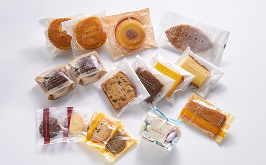 店内はかわいいが詰まったクリスマスムード！ギフト用のお菓子もたくさんあります☆