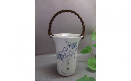 【信楽焼】つる付粉引ぶどう絵花入れ・花瓶・花器　nha-043 2296759 - 滋賀県甲賀市