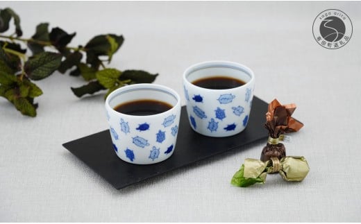 有田焼 染付亀 ペア削り型 蕎麦猪口【深川製磁】食器 器 うつわ そば食器 そば猪口 そばちょこ カップ フリーカップ 2個 セット ペア 縁起物 亀 カメ 染付 ブルー かわいい 電子レンジ対応 A55-154