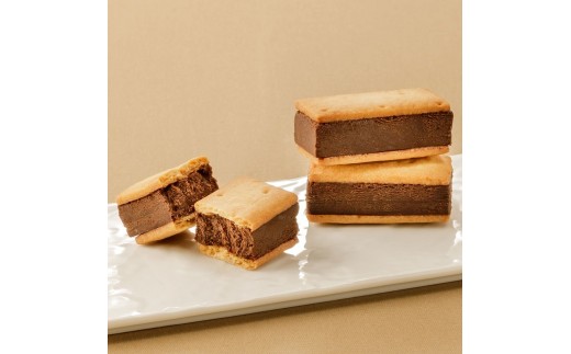 トップス　クッキーサンド〈ミルク37％・スイート62％〉１０個入り【目黒工場限定】