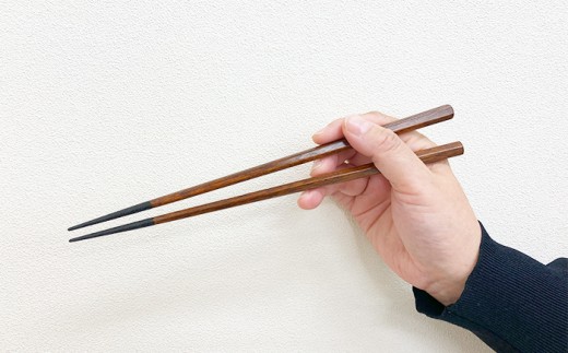 手に持った様子 ※画像は黒です