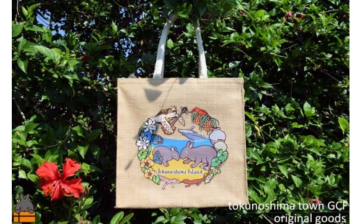 表面には徳之島の動植物が 描かれています。男女兼用のユニセックスなデザインです。