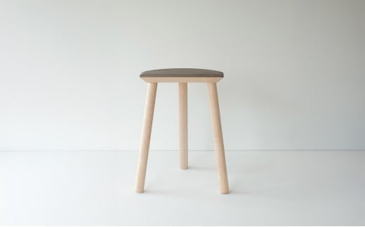 センダイフォルム×山ノ頂 シカガワスツール 鹿革 450 ニビ色【アウトドアグッズ 家具 工芸品 スツール 鹿革 人気 和装 インテリア ファニチャー クラフト 民芸品 仙台市 チェア デザイン 和風 伝統的 自然素材 エコフレンドリー リビング ダイニング】