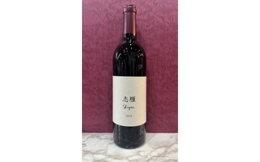 柑橘の爽やかさとほろ苦さが際立つ、ヴィオニエの白ワイン。