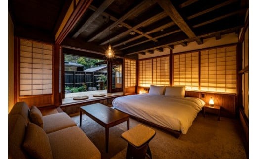 古民家の風情を残しつつ快適性を併せ持つ「歳吉屋」の客室。