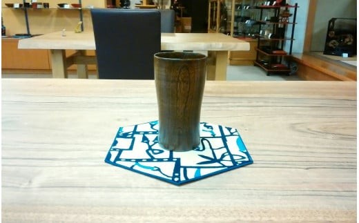 丈夫な国産欅×漆の気品。ビールからラテまで、選べる3つの艶で楽しむ一生モノの相棒。