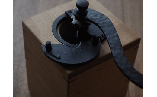 ハンドル部分は職人の手打ちによるハンマーの跡をつけています。