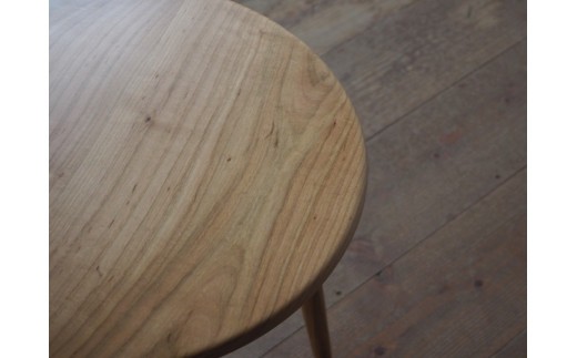 長野産山桜の美しさを纏った、贅沢なサイドテーブル