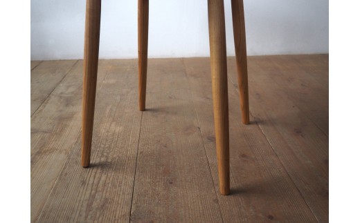 長野産山桜の美しさを纏った、贅沢なサイドテーブル