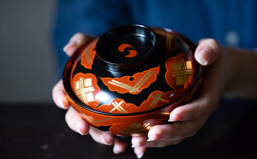 秀衡塗「煮物椀（雲紋・黒内古代朱）」 / 漆器 お椀 吸い物椀 煮物椀 おわん 食器 ふた付き 漆椀 漆塗 うるしぬり 手塗り 木製 伝統工芸品 和  お正月 高級 結婚 新築祝い お祝い 贈答 贈り物 プレゼント ギフト 香典返し お返し おもてなし - 岩手県平泉町｜ふるさと ...