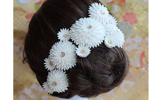 M547　【つまみ細工の髪飾り　寿】髪飾り　絹100％　成人式　寿　菊　花　Uピン式　ヘアアクセサリー　ホワイト　振袖向け　卒業式　和装　着物　 アレンジ自在|彩　irodori　百花繚乱