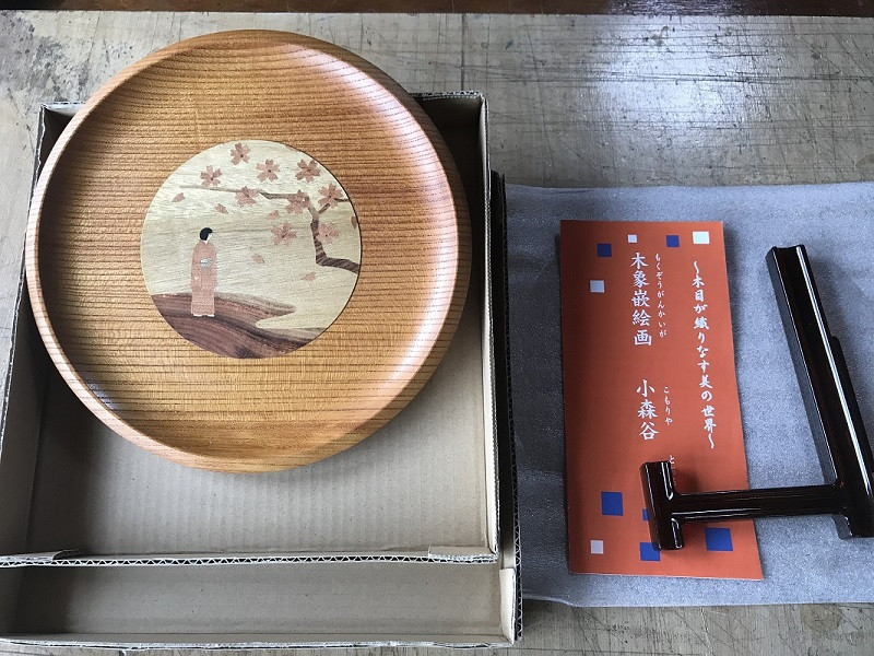 お盆立て、工房パンフレット、材種説明を同封
専用の箱いり