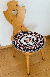 椅子に置いた様子（丸型）※椅子は記念品ではありません。