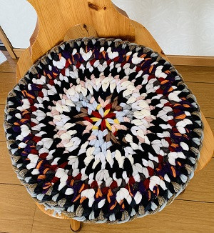 椅子に置いた様子（丸型・近いところから）※椅子は記念品ではありません。