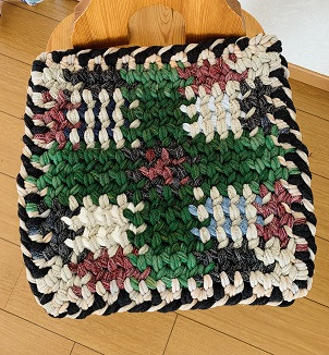 椅子に置いた様子（四角・近くから）※椅子は記念品ではありません。