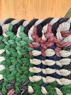 少しほつれている部分も、手作りならではの温かみが感じられます。