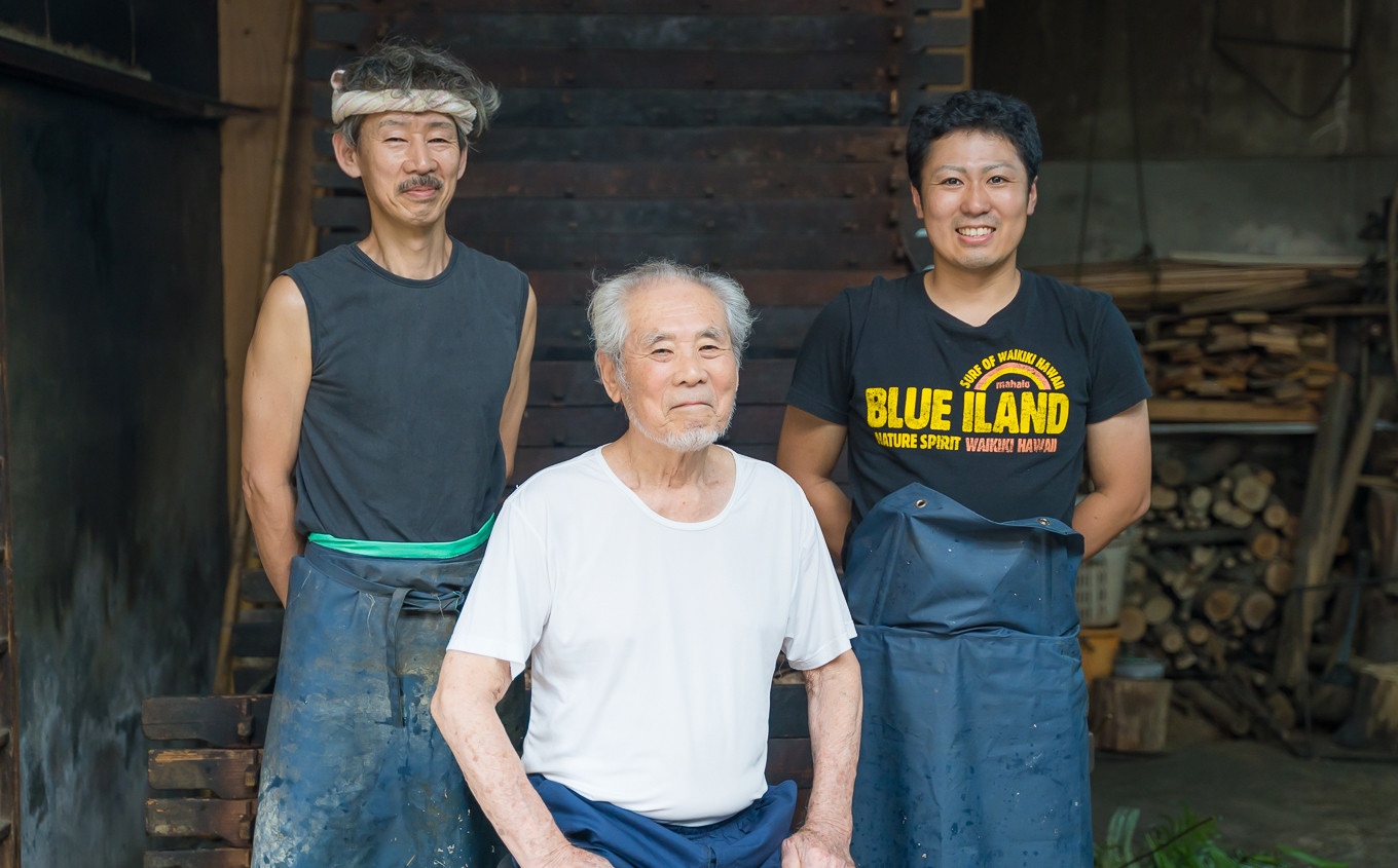 私たちが変わらず代々守り続けてきた尾鷲の味を是非ご家庭でご賞味ください。
写真／左から大瀬勇商店 四代目・三代目・五代目
