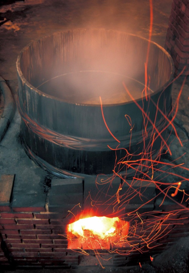 昔ながらの大釜で火入れをしています。