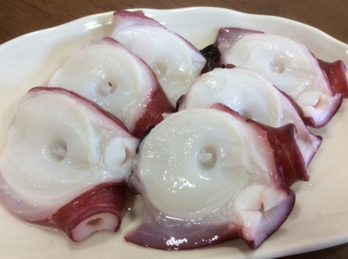 蒸しタコ足１kg　蒸すことでタコ本来の旨味をギュッと閉じ込めています。