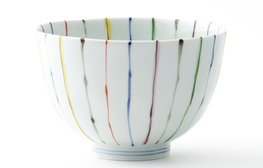 白磁を生かしながら、カラフルな6色で十草を描いた麺鉢です。うどんやそば、ラーメンなど、さまざまな麺を盛る器としてご活用ください。