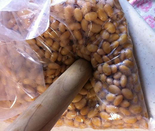 ＊大豆をつぶします。