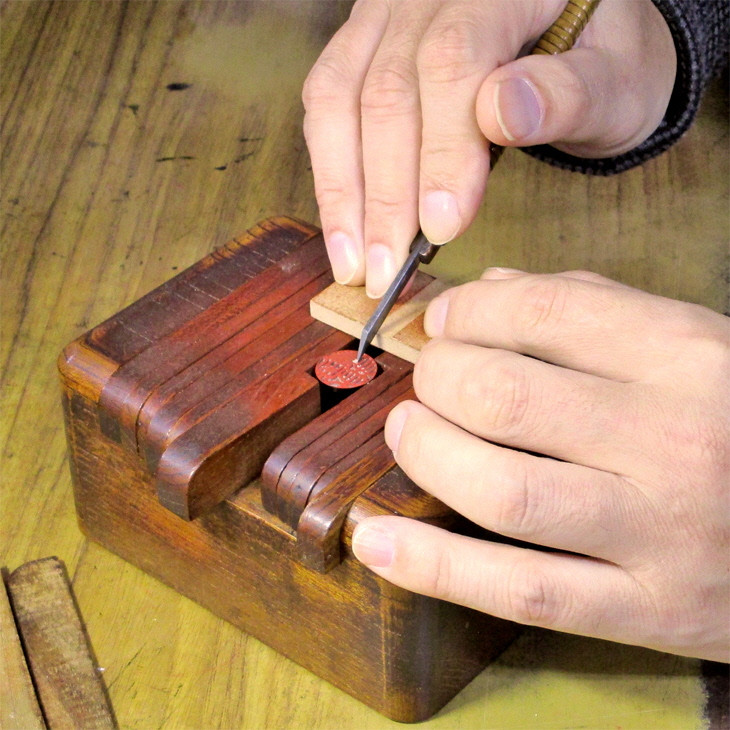 ＜楽器職人が作る＞メイプル印鑑ケースと＜京印章制作士が彫る＞彩樺（さいか）銀行印12ミリ丸