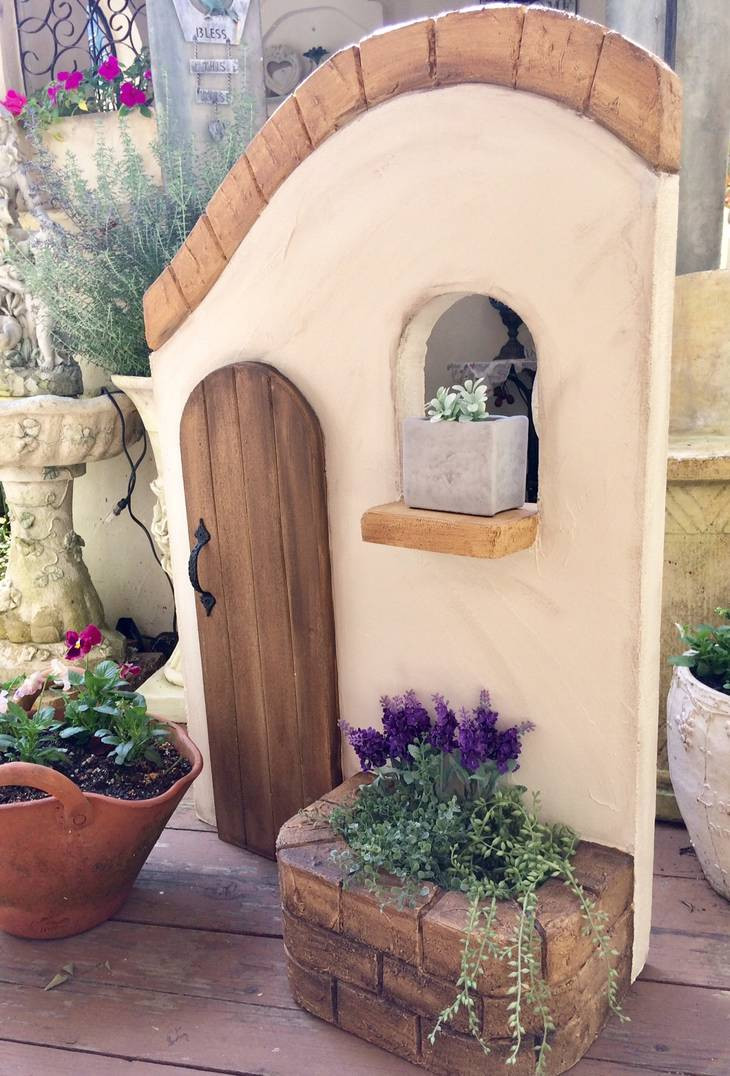 <Moon Rabbit> ブラウンカラーのドア付き塀