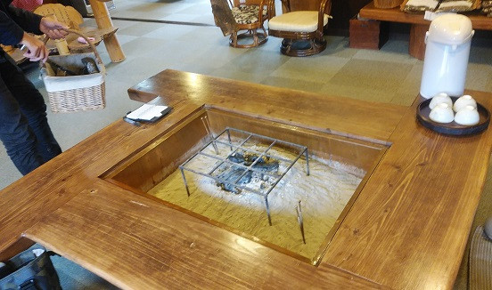 古民家の中には大きな囲炉裏があり、ここで食事をします。