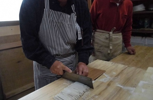 生地を延ばし、包丁で細く切ります。