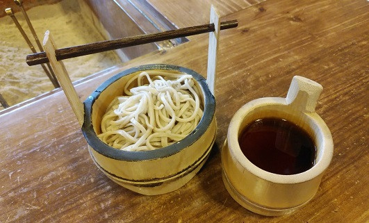 完成したそばの試食、実はこの器も全て村長お手製！
