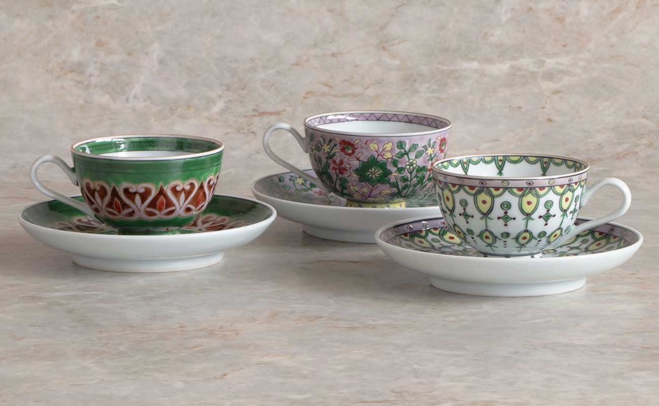 「ミナイ手」とはペルシャ語でエナメルを意味し、光沢のある上絵付けのことです。