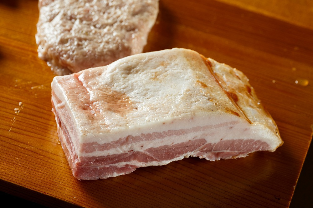 手間ひまかけて熟成されたベーコン。